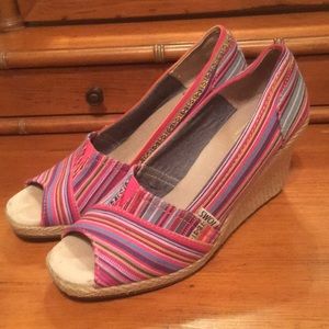 Toms striped wedges